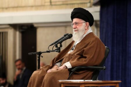 عیادت رهبر معظم انقلاب از آیت الله مکارم شیرازی