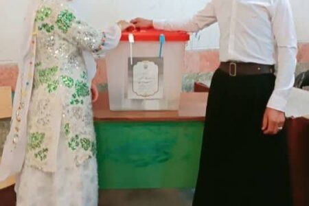 حضور عروس و داماد مسجدسلیمانی در شعبه اخذ رأی