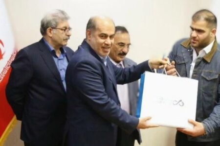 کشتی‌گیر پهلوان میرزا زاده در پاریس ، ارزش ها و غیرت ایرانی