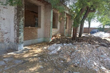 پروژه تعمیرات هنرستان شبانه روزی  عشایری حضرت  ولی عصر (عج) مسجدسلیمان نیمه کاره رها شده است