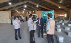 توزیع نوشت افزار در مناطق کم برخوردار به  همت بنیاد علوی و گروه های جهادی