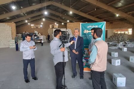 توزیع نوشت افزار در مناطق کم برخوردار به  همت بنیاد علوی و گروه های جهادی