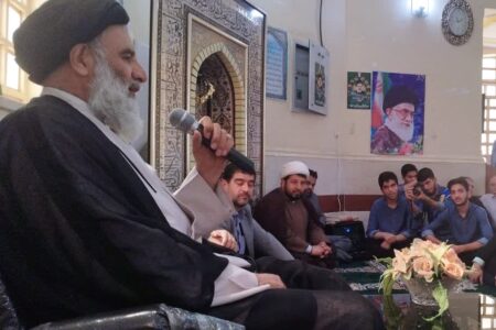 اقامه نماز جماعت در مدرسه امام علی ناحیه ۳ اهواز به امامت موسوی فرد نماینده ولی فقیه در خوزستان