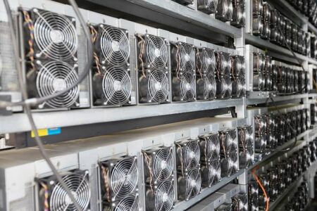 مأموران پلیس امنیت اقتصادی خوزستان ۹۲ دستگاه ماینر غیر مجاز به ارزش ۴۶ میلیارد ریال در اهواز  کشف کردند