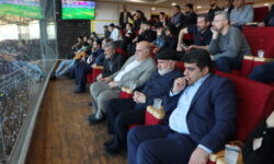 موالی زاده استاندار خوزستان با حضور در ورزشگاه بازی فولاد پرسپولیس را به تماشا نشست