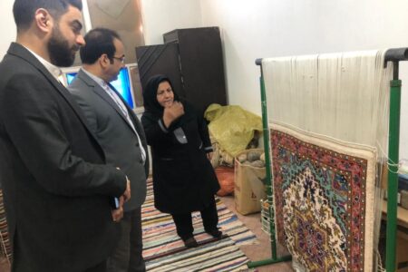 بازدید علی قیاص وند رییس مجمع بسیجیان ناحیه مقاومت امام علی (ع) اهواز از کارگاه فرش و گلیم مطهری
