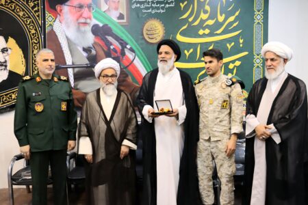 “حسنقلی جهان ” مدال طلای جهانی خود را جهت اهدا به خانم سحر امامی ، تحویل امام جمعه اهواز داد