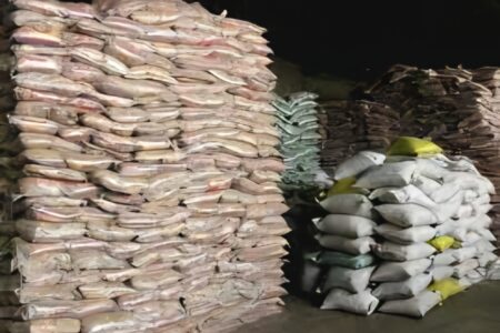 کشف انبار ۷۵ میلیاردی برنج احتکارشده در اهواز