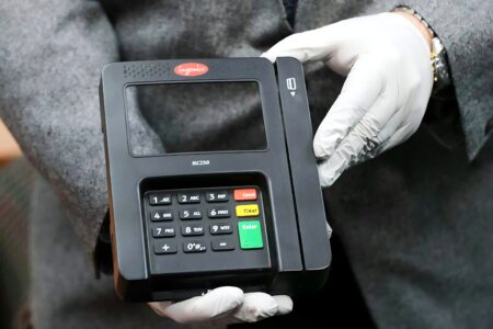 دستگیری کلاهبردار حرفه‌ای در مسجدسلیمان ؛ برداشت ۱۳ میلیاردی با «دستگاه اسکیمر » از کارت بانکی