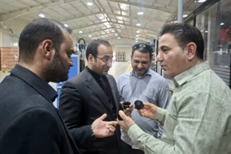 بازدید مجمع نخبگان اهواز از پارس پلاستیک: تأکید بر نقش کارگران در نبرد اقتصادی