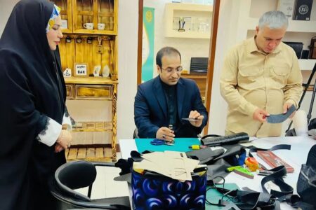 بازدید رئیس مجمع نخبگان اهواز از تعاونی چرم‌دوزی «ستاره اهواز»